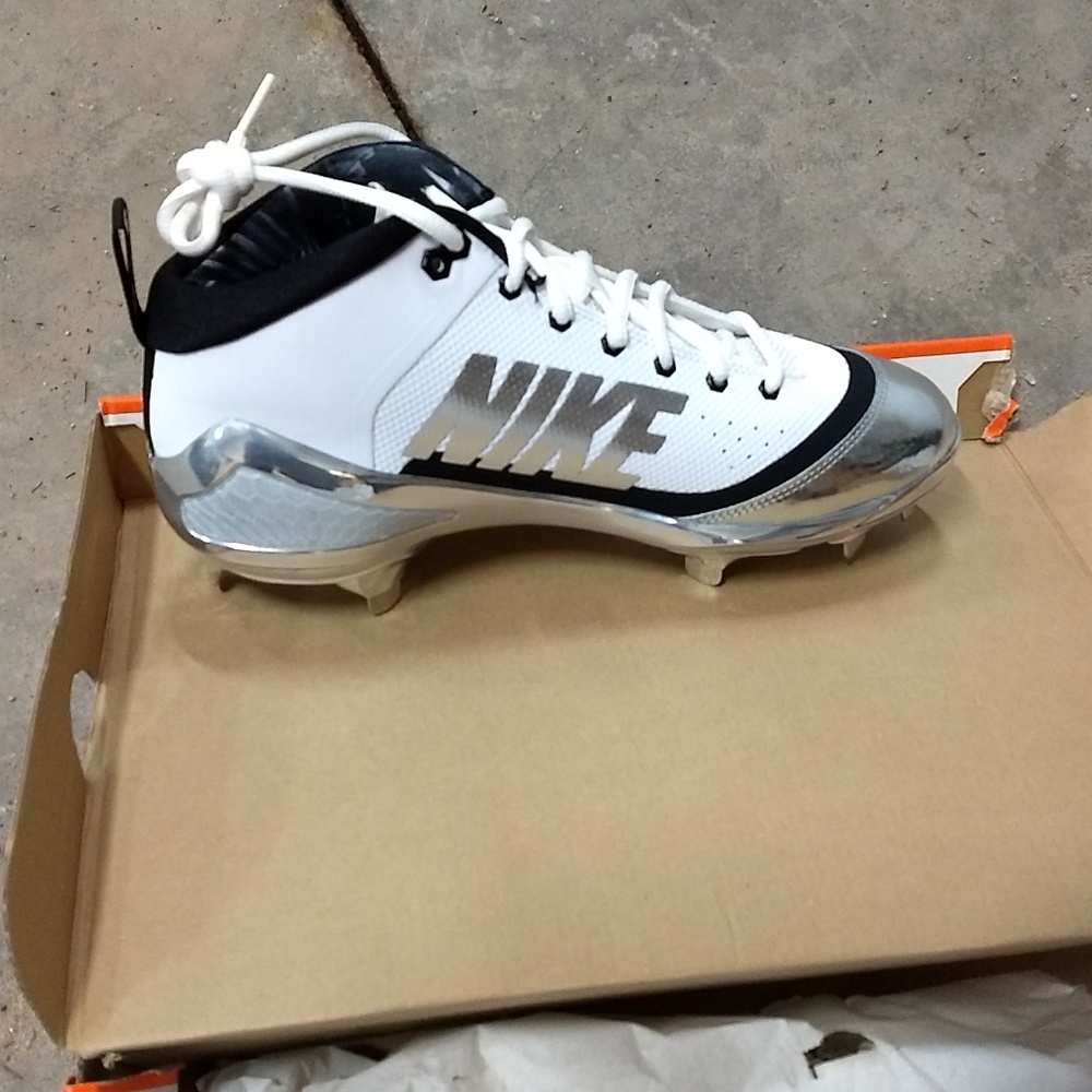 Baseball cleats